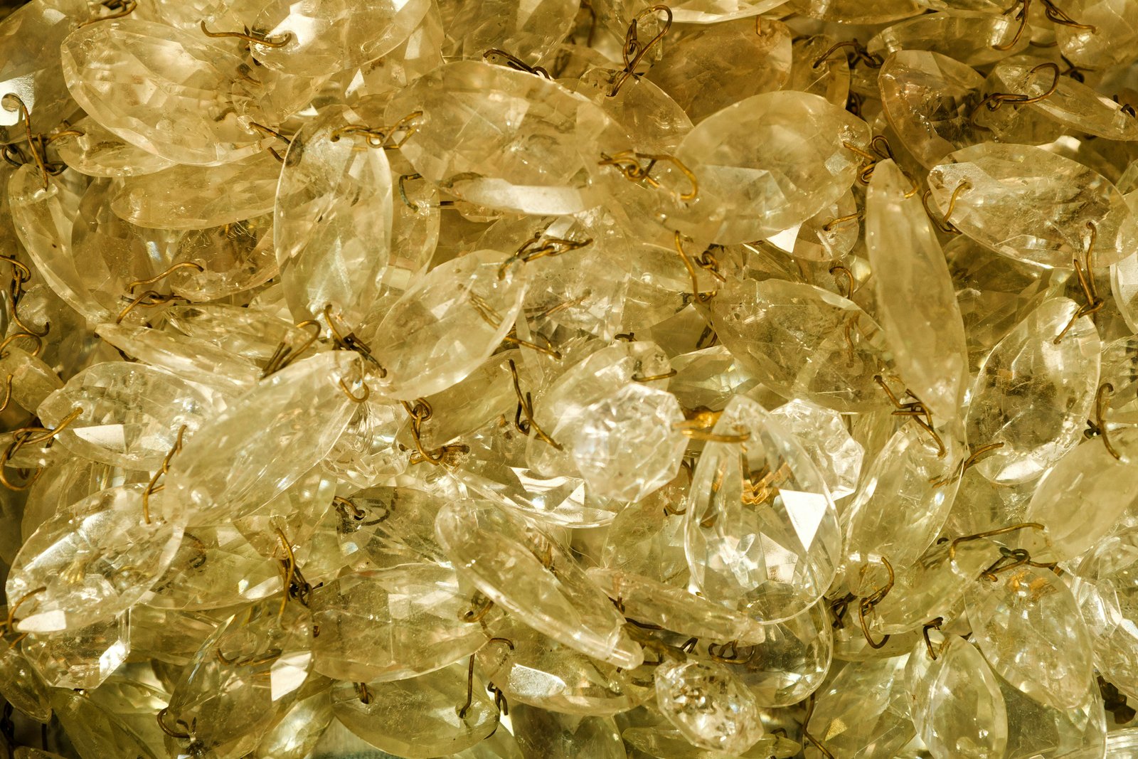 A pile of yellow crystals sitting on top of a table